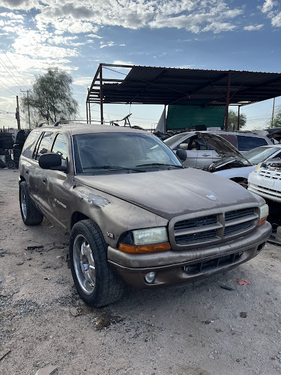 Yonke Los Compadres en Calexico